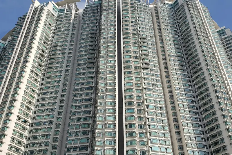一座有好多窗嘅香港高層住宅大廈